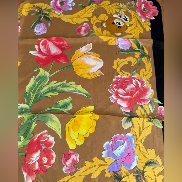 💗🌷🌷💗 MOSCHINO SILK SQUARE SCARF - Picture 7 of 10
